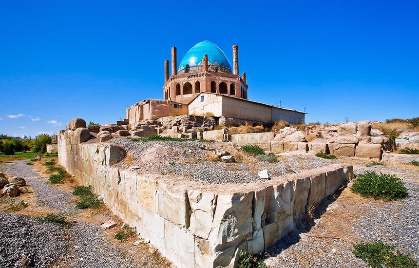 نمایی از گنبد سلطانیه از دور